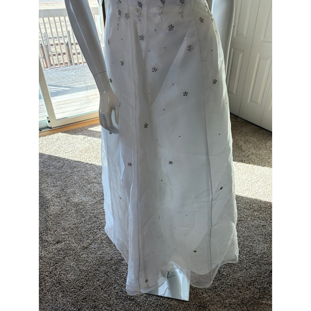 Morgan & Co. by Linda Bernell Y2K Embroidered Formal Gown – Size 3/4 – Unaltered